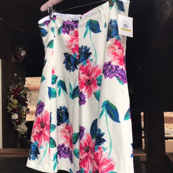 Ellen Tracy Dresses & Skirts - Ellen Tracy White Floral Gored Skirt.18213